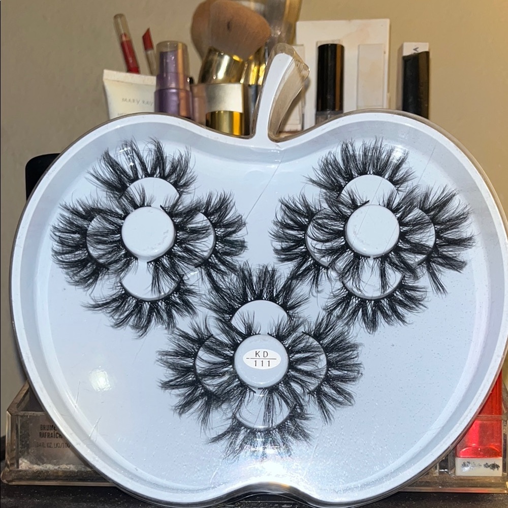 3-D Natural -Shaped Eyelash apple shape Holder with Lashes